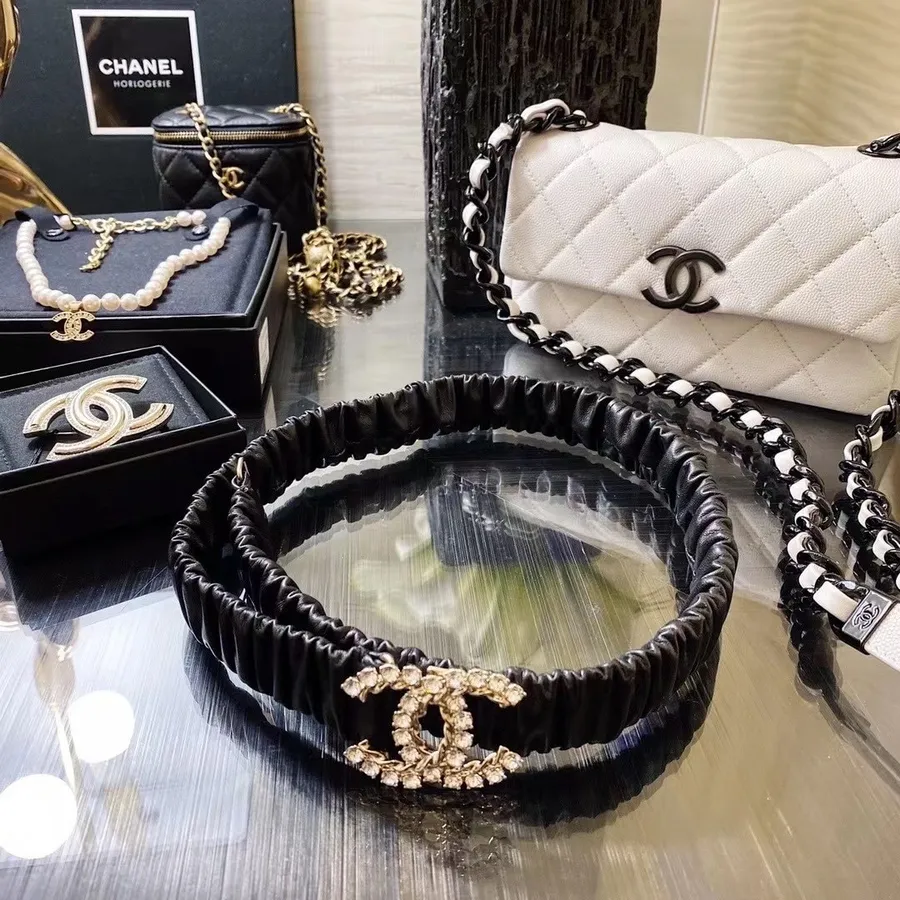 Ремень Chanel из телячьей кожи с пряжкой с логотипом Cc и золотой фурнитурой, коллекция осень/зима 2020, черный