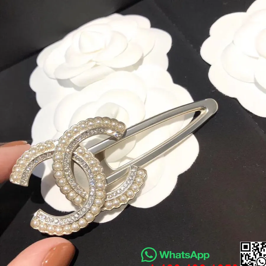 Horquilla/clip Para El Cabello Con Adornos De Diamantes De Imitación Y Logo CC De Chanel, Colección Primavera/verano 2020, Plate