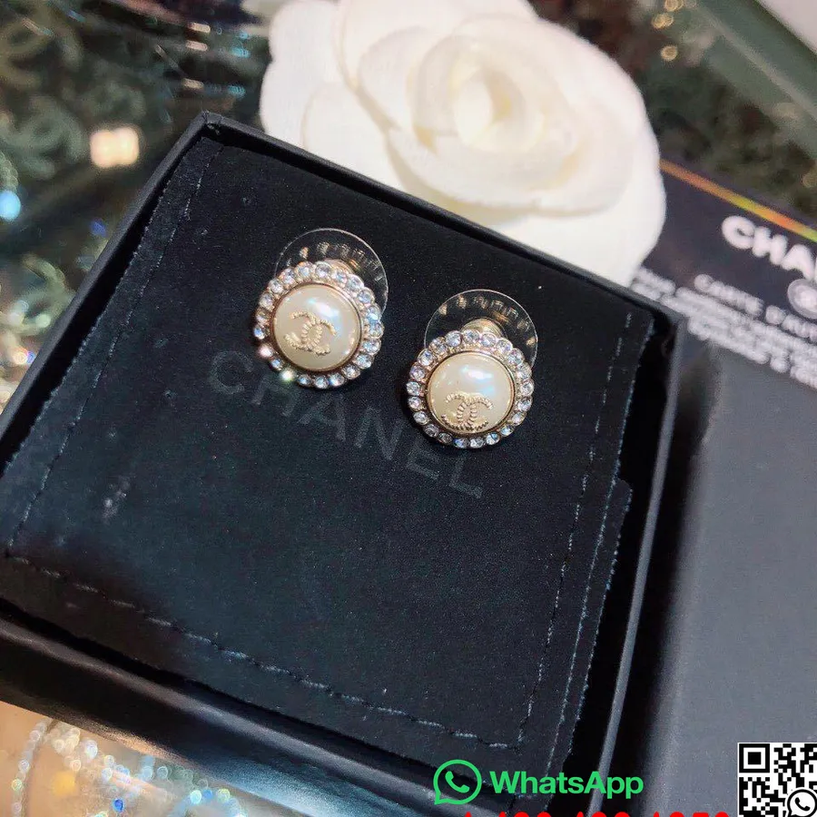 Chanel Cc Logo Anting Kancing Berhias Berlian Imitasi 97375 Koleksi Musim Semi/Musim Panas 2020, Emas