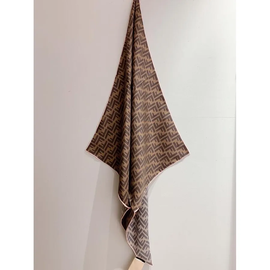 Lenço Xale Fendi 90cm Coleção Outono/inverno 2020, Marrom/rosa