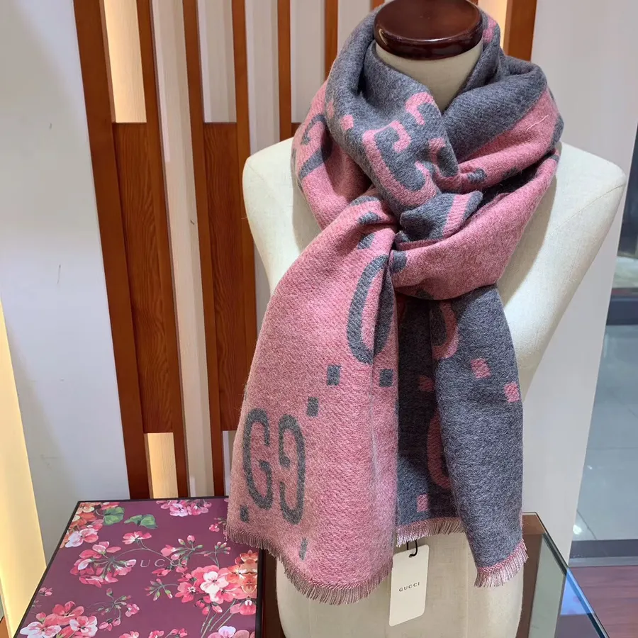 Gucci Gg Jacquard Halsduk Ull Siden 180cm Höst/vinter 2019 Kollektion, Rosa/grå