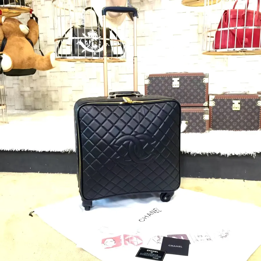 Chanel Reisikäru Veerev Pagas 42cm Lambanahast Kullast Riistvara Kevad/suvi 2019 Kollektsioon, Must