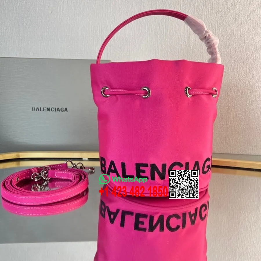 حقيبة Balenciaga Wheel Xs برباط على شكل دلو مقاس 18 سم من القماش، مجموعة ربيع/صيف 2022، وردي فاقع