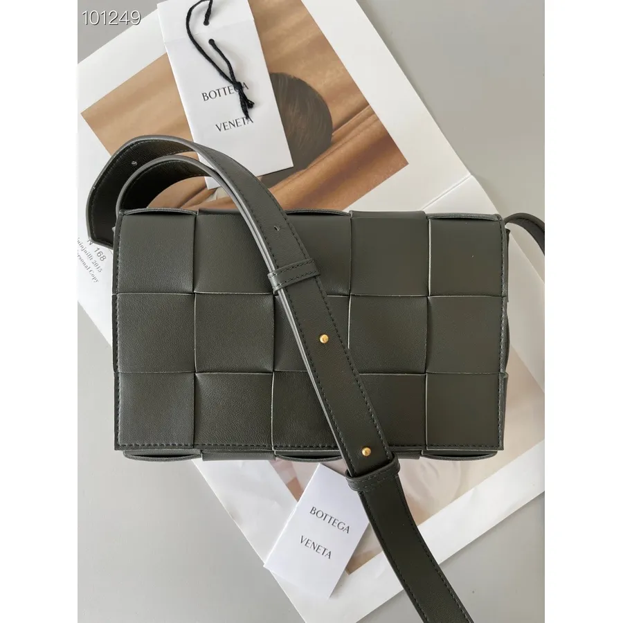 Bottega Veneta Mini Kaset çantası 24cm 578004 Kuzu Derisi Altın Donanım Sonbahar/kış 2022 Koleksiyonu, Siyah