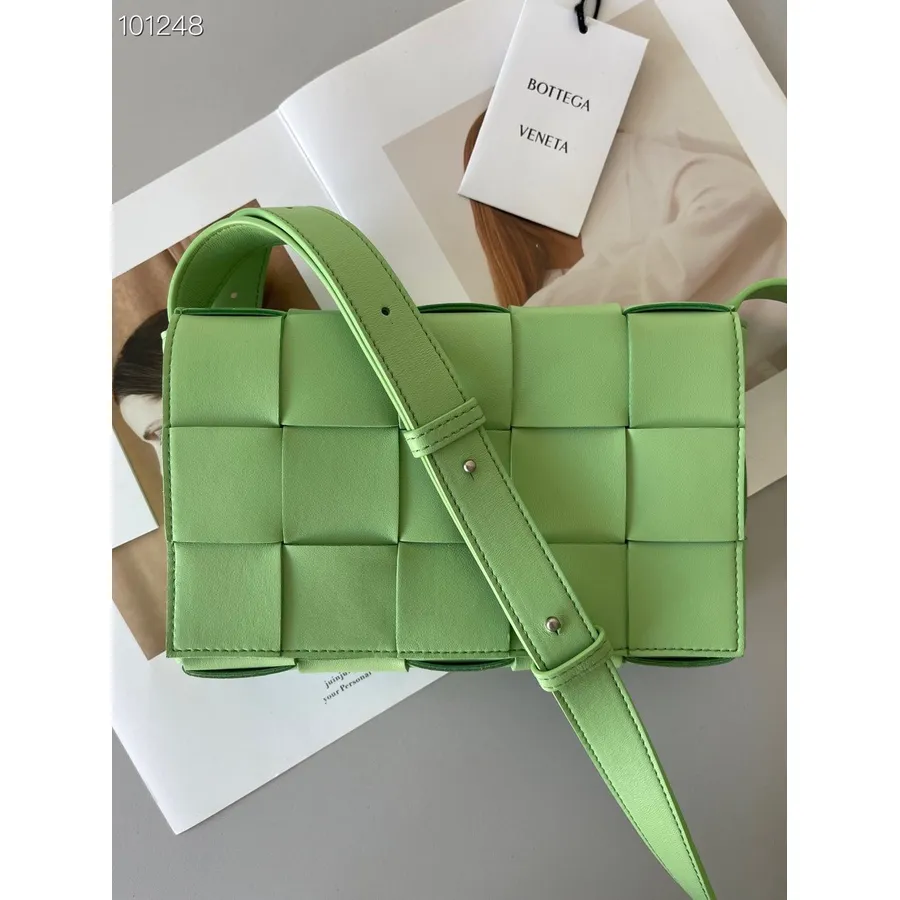 Bottega Veneta Mini Kaset çanta 24cm 578004 Kuzu Derisi Gümüş Donanım Sonbahar/kış 2022 Koleksiyonu, Yastık