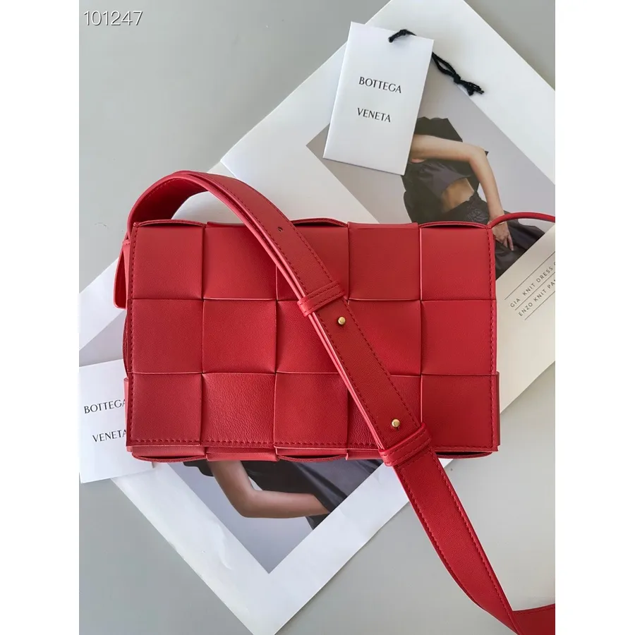 Bottega Veneta Mini Kaset çanta 24cm 578004 Kuzu Derisi Altın Donanım Sonbahar/kış 2022 Koleksiyonu, Gelincik