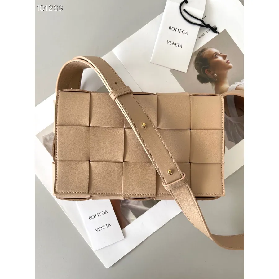 Bottega Veneta Mini Borsa A Cassetta 24 Cm 578004 Pelle Di Agnello Hardware Dorato Collezione Autunno/inverno 2022, Porridge