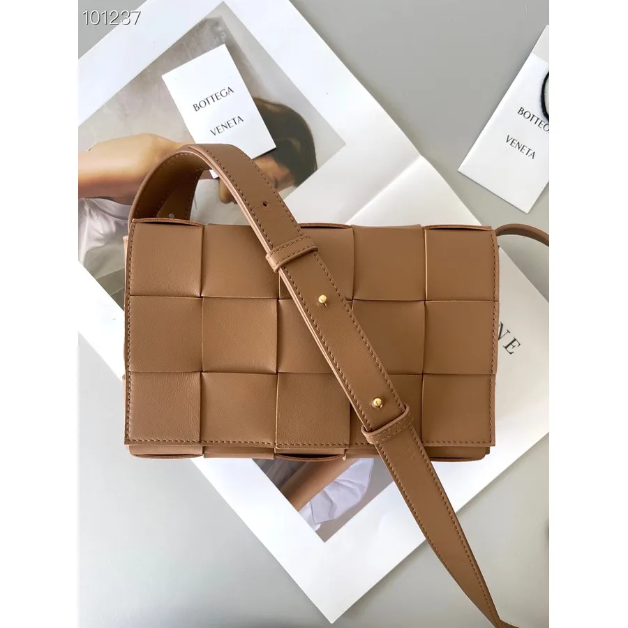 Bottega Veneta Mini Kaset çanta 24cm 578004 Kuzu Derisi Altın Donanım Sonbahar/kış 2022 Koleksiyonu, Karamel