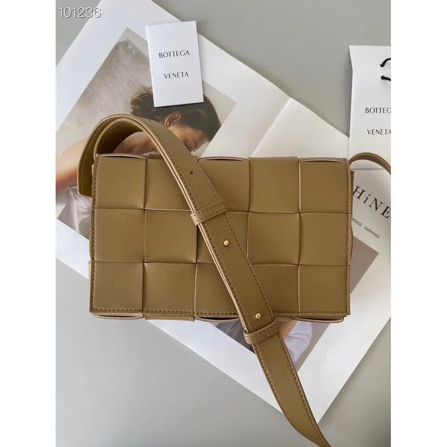 Bottega Veneta Mini Kaset çanta 24cm 578004 Kuzu Derisi Altın Donanım Sonbahar/kış 2022 Koleksiyonu, Badem