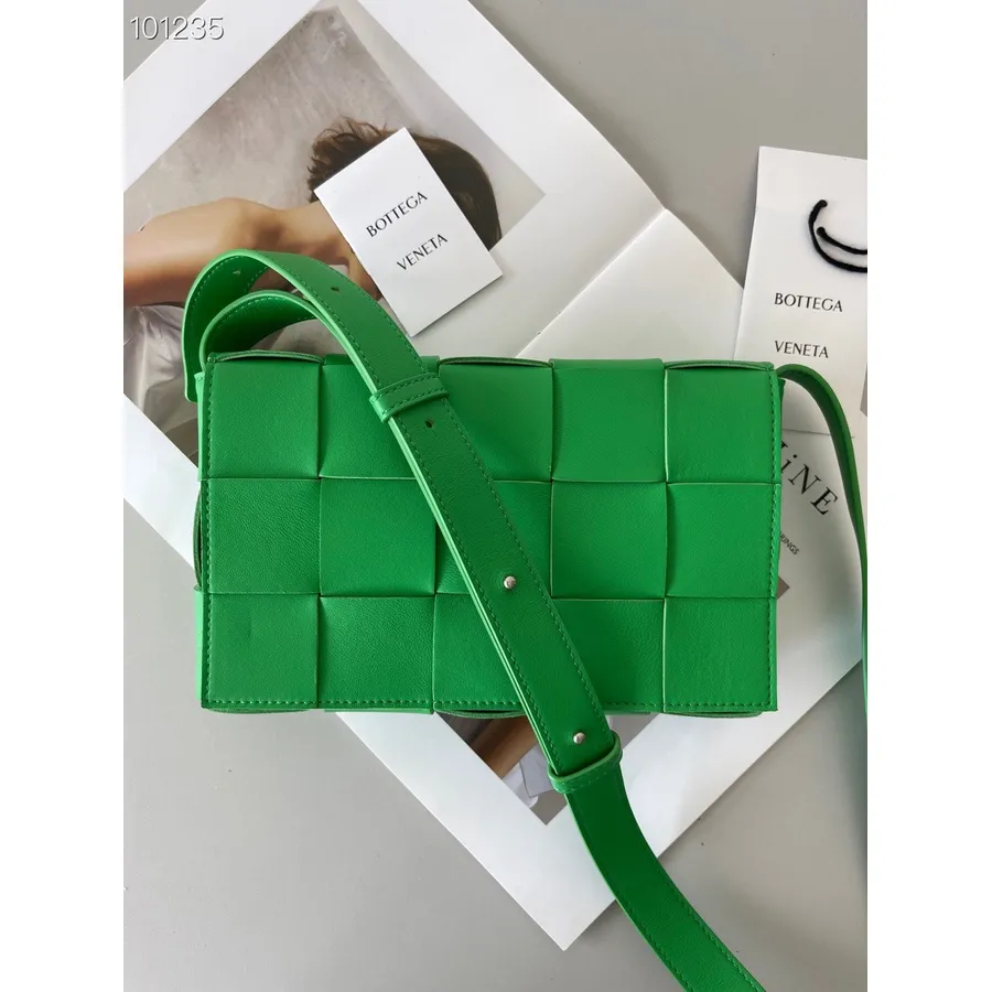 Bottega Veneta Mini Kaset çanta 24cm 578004 Kuzu Deri Gümüş Donanım Sonbahar/kış 2022 Koleksiyonu, Muhabbet Kuşu