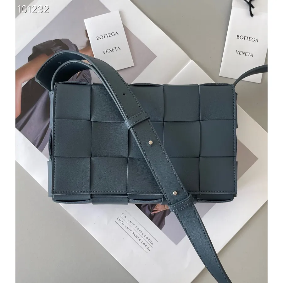 Bottega Veneta Mini Kaset çantası 24cm 578004 Kuzu Deri Gümüş Donanım Sonbahar/kış 2022 Koleksiyonu, Koyu Mavi