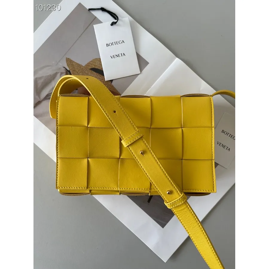 Bottega Veneta Mini Kaset çanta 24cm 578004 Kuzu Derisi Altın Donanım Sonbahar/kış 2022 Koleksiyonu, Polen