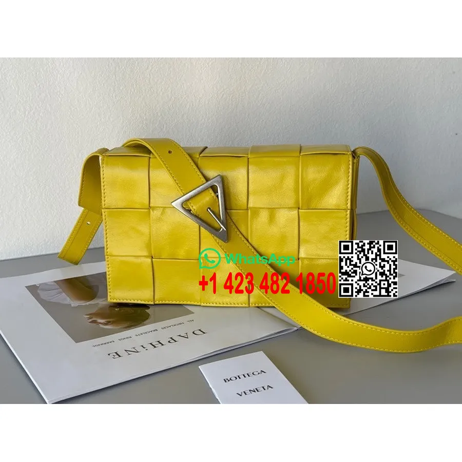 Bottega Veneta Kasettilaukku 24cm 667298 Vasikkanahka Hopea Laitteisto Kevät/kesä 2022 Mallisto, Mirabelle