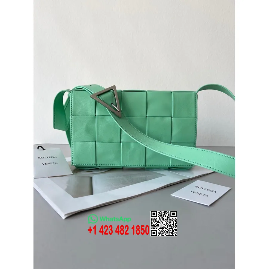 Bottega Veneta Kazettás Táska 24cm 667298 Borjúbőr Ezüst Hardver 2022 Tavaszi/nyári Kollekció, Szökőkút