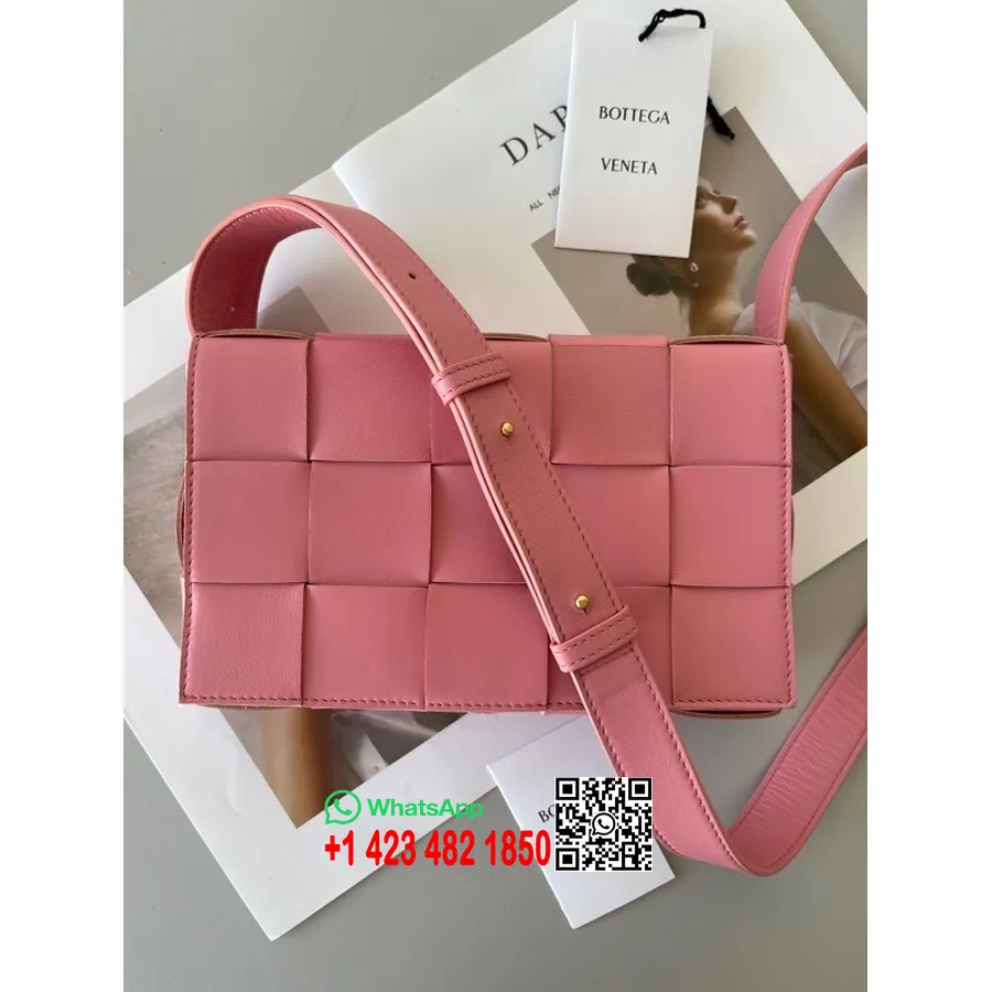 Bottega Veneta Minikasettilaukku 24cm 578004 Lampaannahkainen Kevät/kesä 2022 Mallisto, Kuplipesty