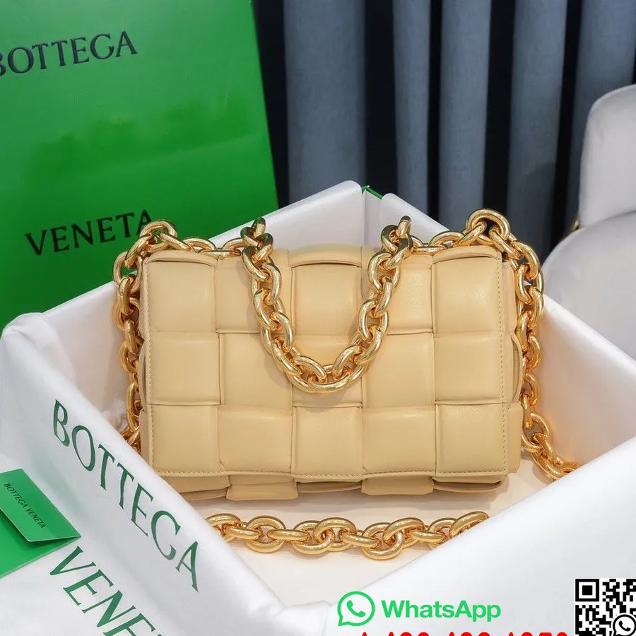 Bottega Veneta Párnázott Kazettás Válltáska 26cm 631421 Báránybőr 2022 Tavaszi/nyári Kollekció, Mandula