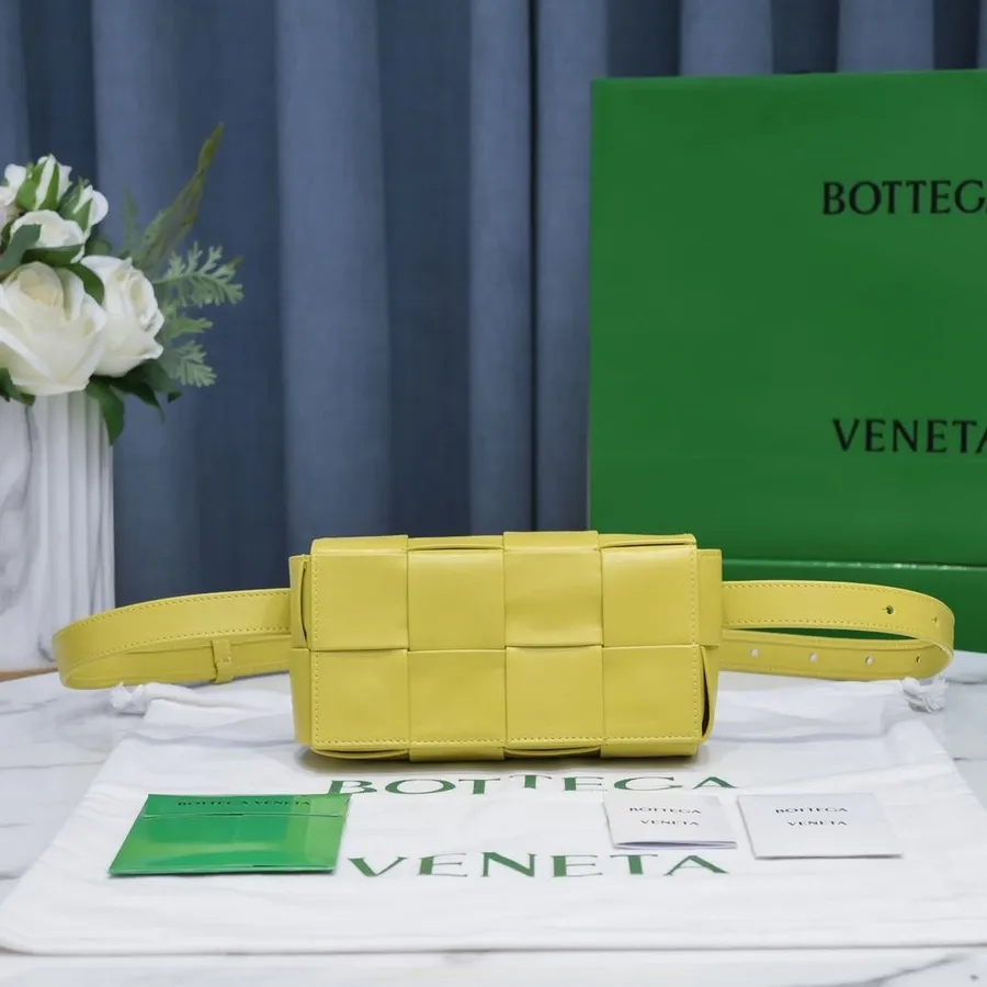 Bottega Veneta Mini Kazettás övtáska 18cm 668572 Báránybőr 2022 Tavaszi/nyári Kollekció, Mirabelle