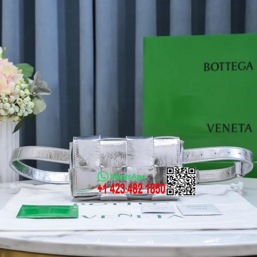 Bottega Veneta Mini Cassette Heuptas 18cm 668572 Lamsleer Collectie Lente/zomer 2022, Zilver