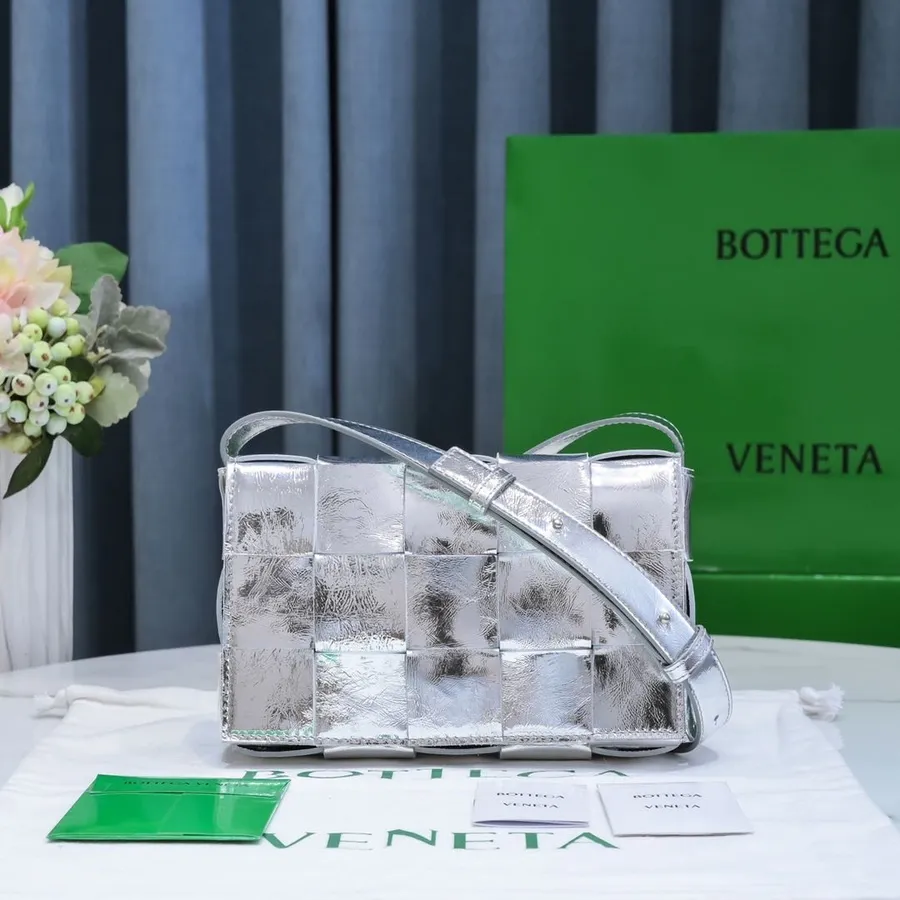 Bottega Veneta Mini Cassettetas 24cm 578004 Lamsleer Collectie Lente/zomer 2022, Zilver