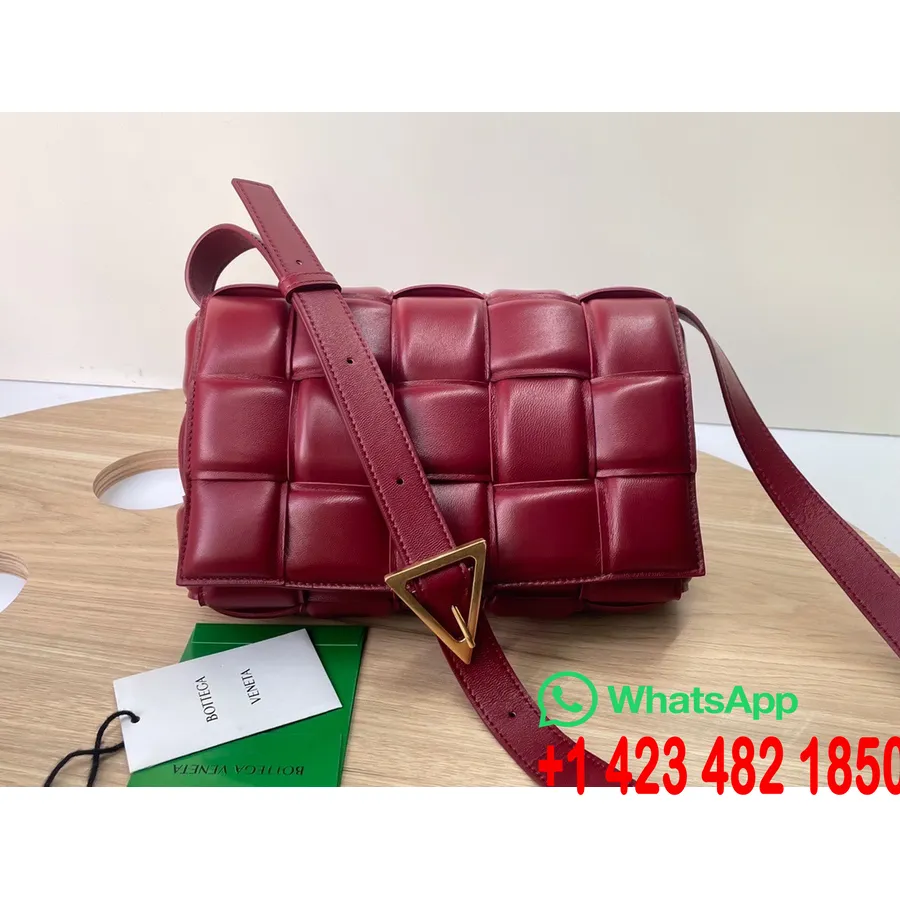 Bottega Veneta Dolgulu Kaset Omuz çantası 26cm 70094 Altın Donanım Kuzu Deri Ilk/yaz 2022 Koleksiyonu, Koyu Kırmızı