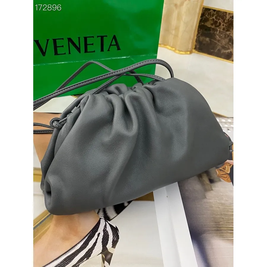 Мини-сумка Bottega Veneta 22 см 585852 из телячьей кожи, коллекция весна/лето 2021, серый