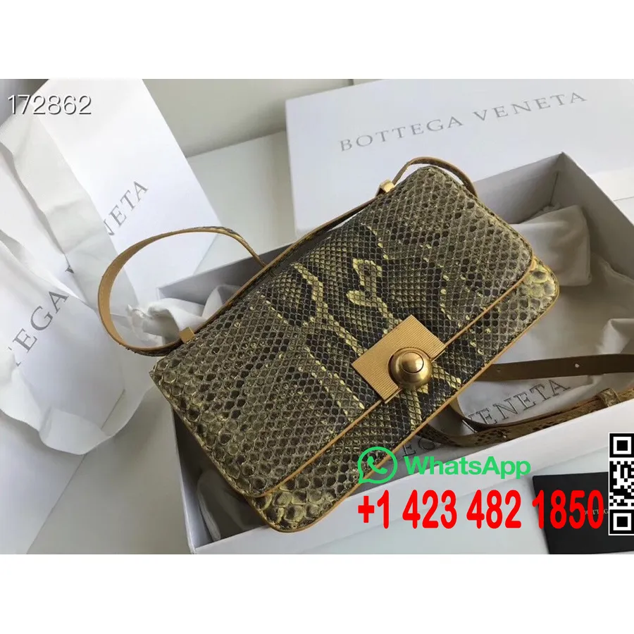 Классическая сумка через плечо Bottega Veneta 28см 587222 из кожи питона, коллекция весна/лето 2021, ваниль