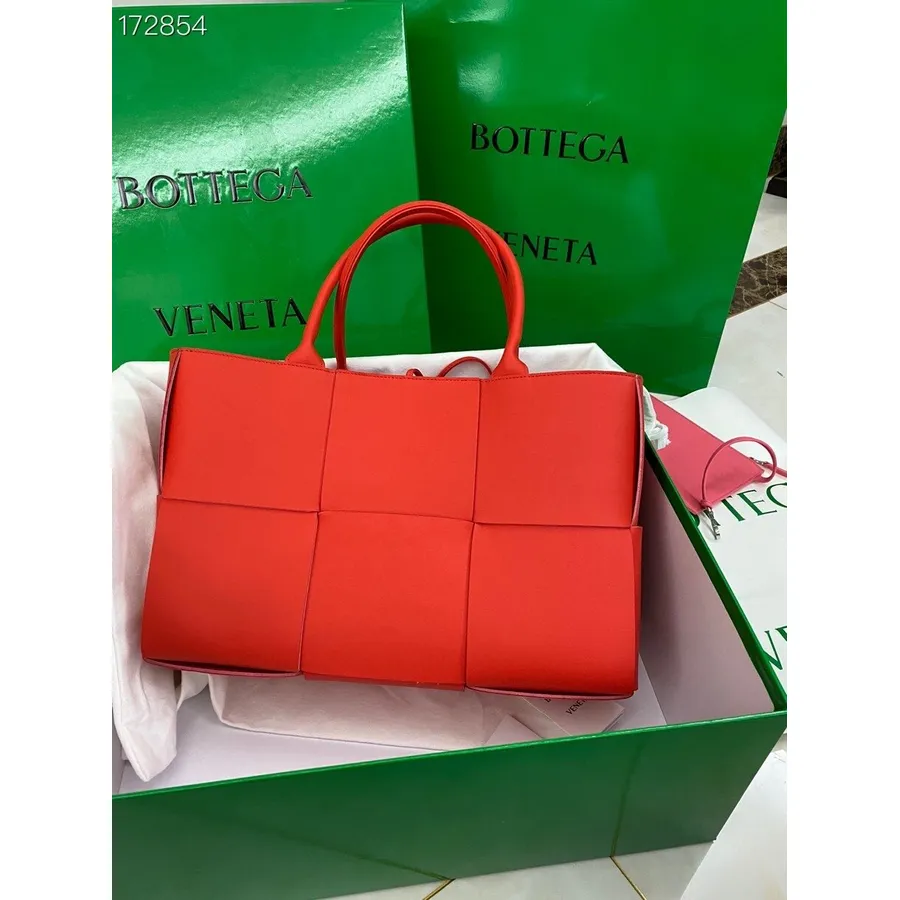 Bottega Veneta Arco Draagtas 48cm 609175 Kalfsleer Collectie Lente/zomer 2021, Rood