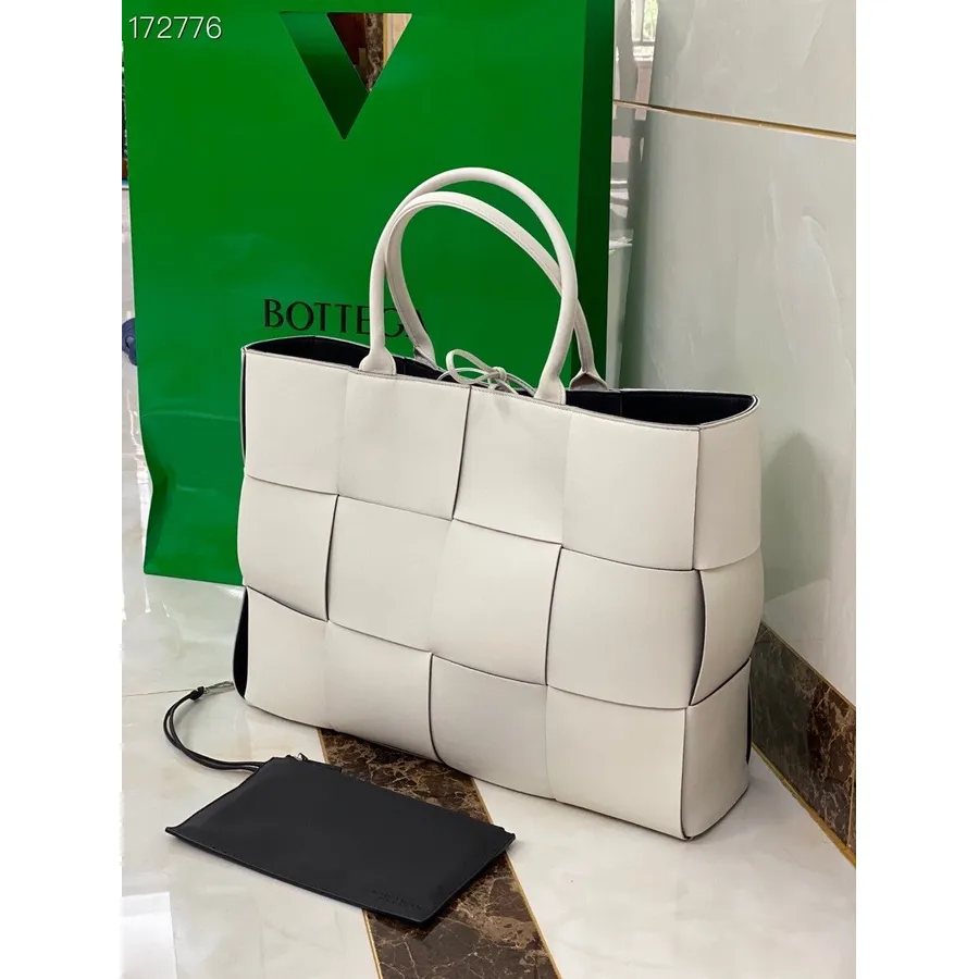 Bottega Veneta Arco Táska 48cm Borjúbőr 2021 Tavaszi/nyári Kollekció, Fehér