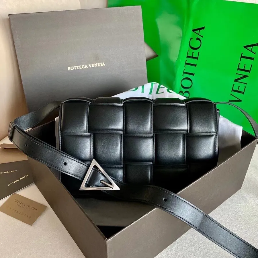 Bottega Veneta Gewatteerde Cassette Schoudertas 26cm Kalfsleer Zilveren Hardware Herfst/winter 2020 Collectie, Zwart