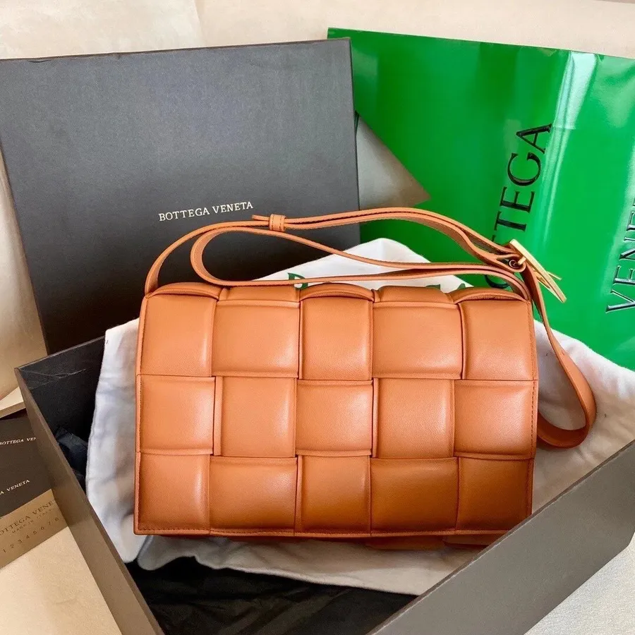 Bottega Veneta Vadderad Axelväska Kassett 26cm Lammskinn Höst/vinter 2020 Kollektion, Pumpa