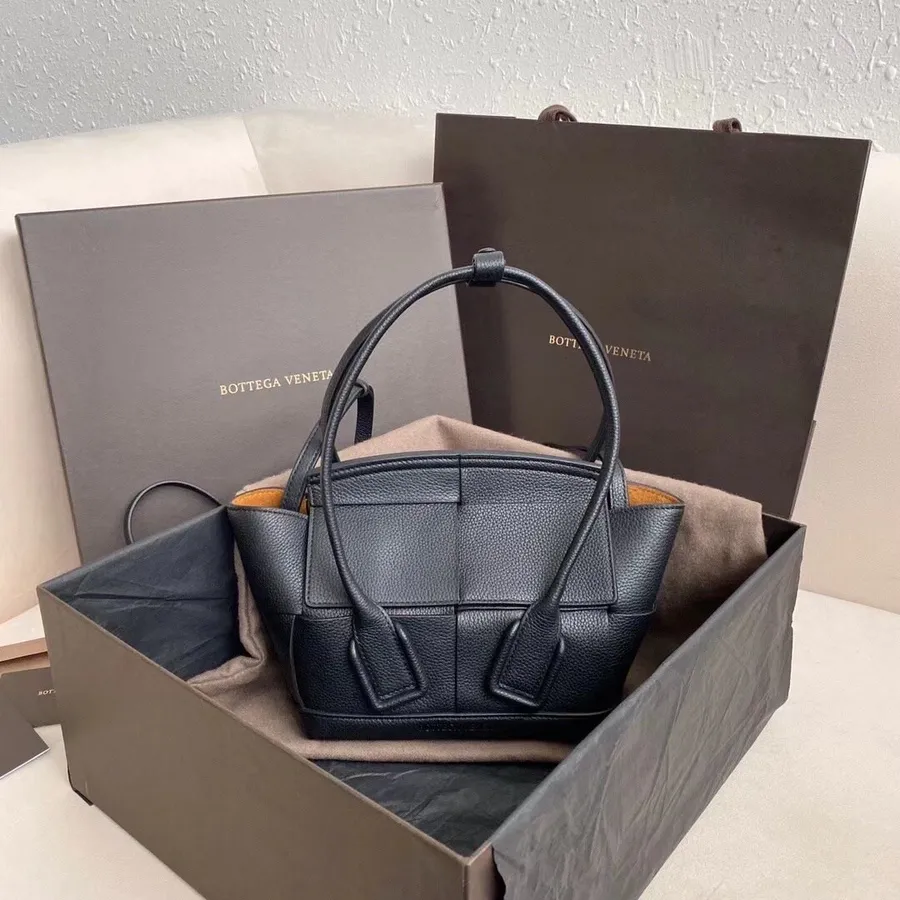 Bottega Veneta Arco 29cm Schoudertas Generfd Kalfsleer Herfst/wintercollectie 2020, Zwart