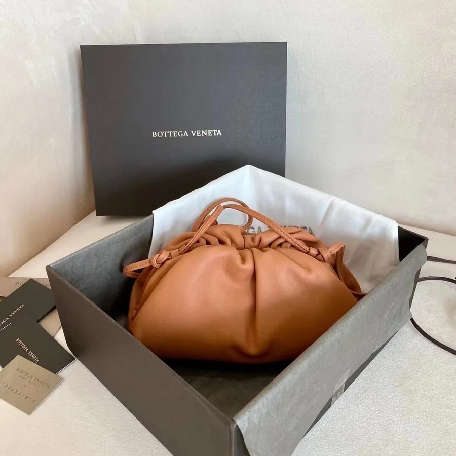 Плетеная сумка через плечо Bottega Veneta The Mini 22см из натуральной кожи, коллекция осень/зима 2020, глина