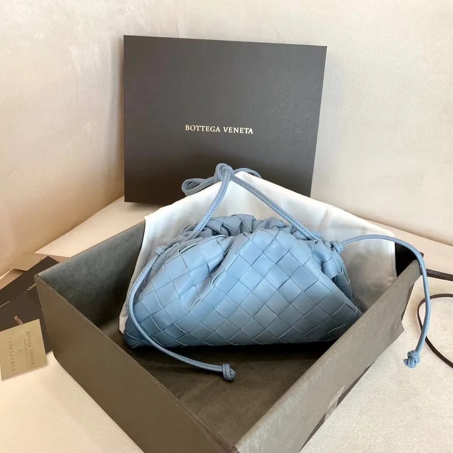 Bottega Veneta Woven The Mini Pouch תיק כתף 22 ס"מ עור עגל קולקציית סתיו/חורף 2020, קרח