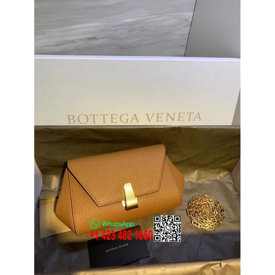 Мини-сумка через плечо Bottega Veneta 20 см из зерненой телячьей кожи, коллекция весна/лето 2020, коричневый