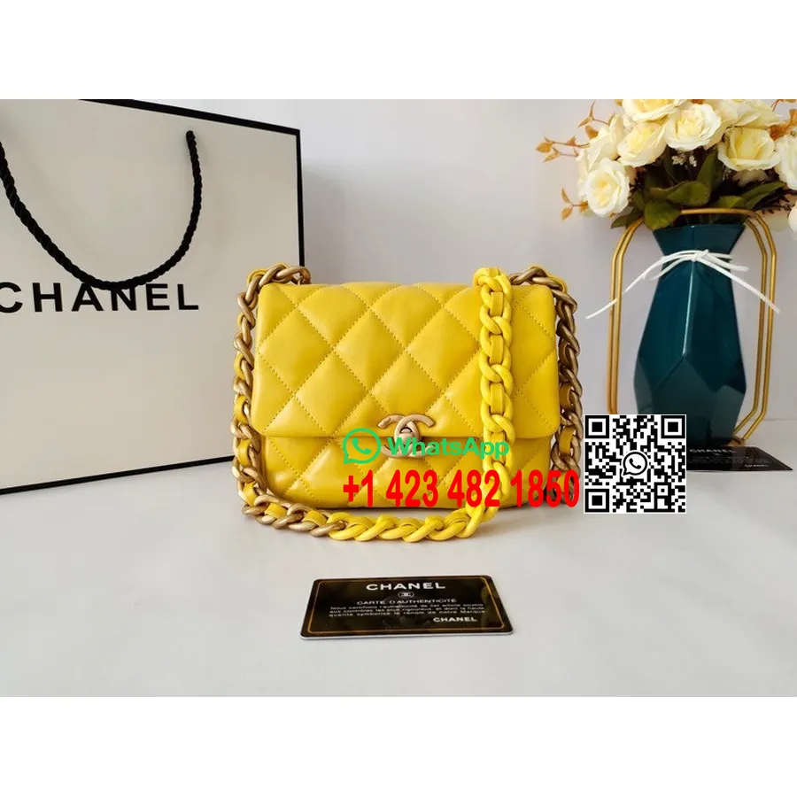 Chanel Mini Sac à Rabat 18cm As3205 Métal Laqué Cuir D'agneau Matériel Doré Collection Printemps/été 2022, Jaune