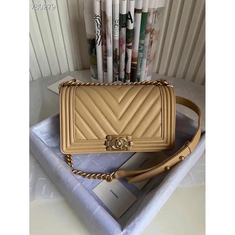 Chanel Chevron Erkek çocuk çantası 25cm As67086 Altın Kuzu Donanım Deri Sonbahar/kış 2021 Koleksiyonu, Bej