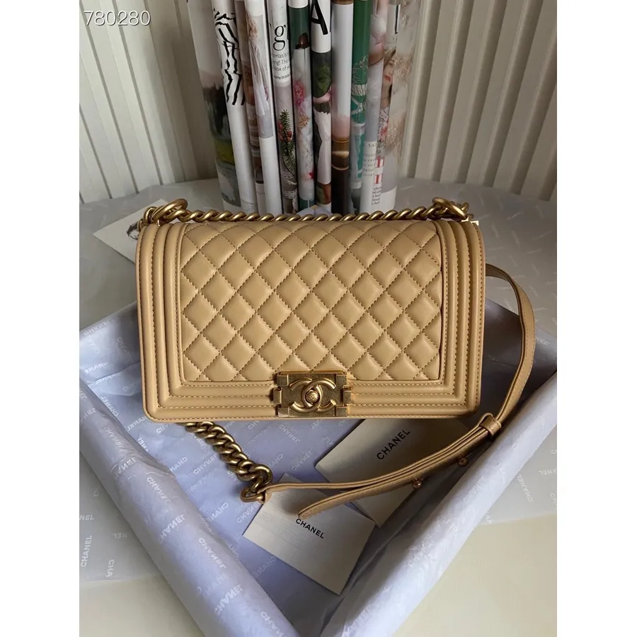 Chanel Fiú Táska 25 Cm As67086 Arany Hardver Báránybőr 2021 őszi/téli Kollekció, Bézs