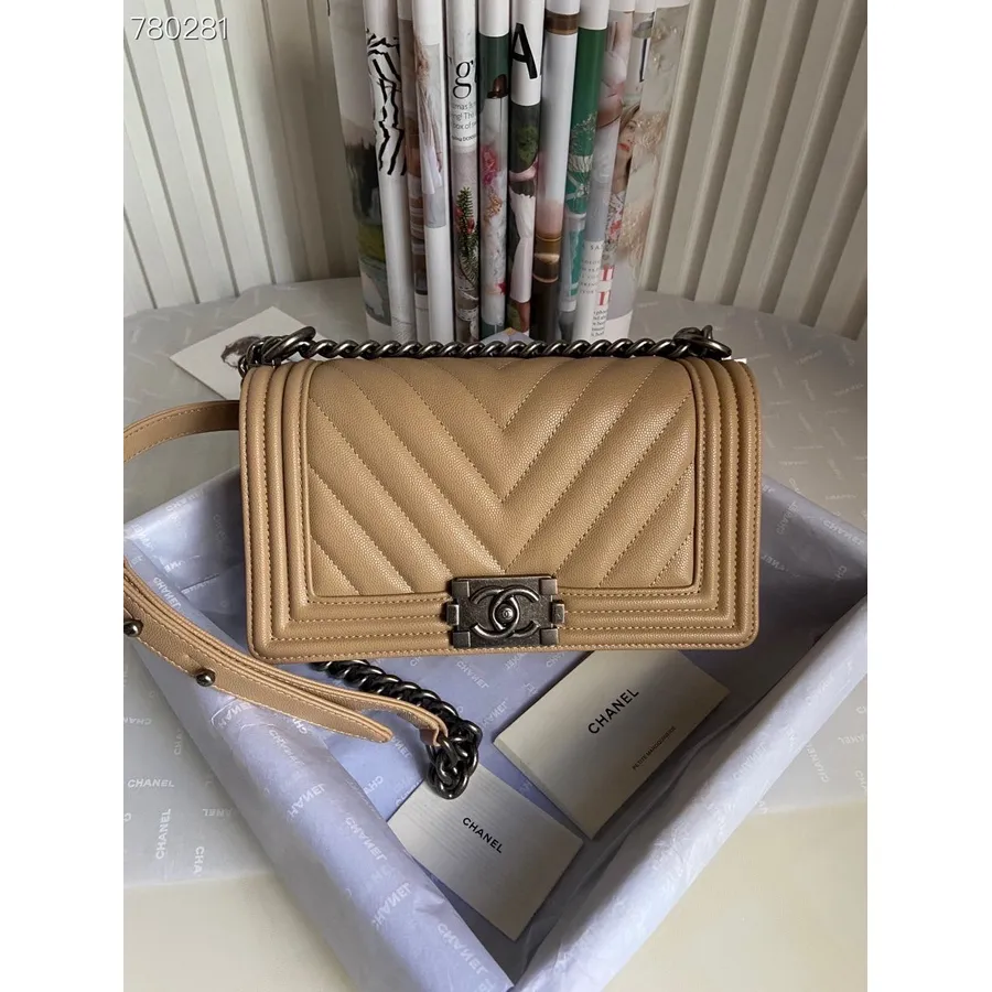 Chanel Chevron Fiú Táska 25 Cm, As67086 Antik Ruténium Hardver Kaviár Bőr 2021 őszi/téli Kollekció, Bézs