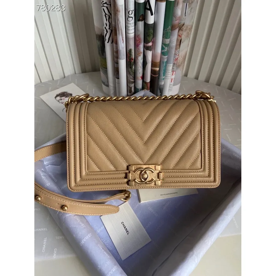 Chanel Chevron Fiú Táska 25 Cm-es As67086 Arany Hardver Kaviár Bőr 2021 őszi/téli Kollekció, Bézs