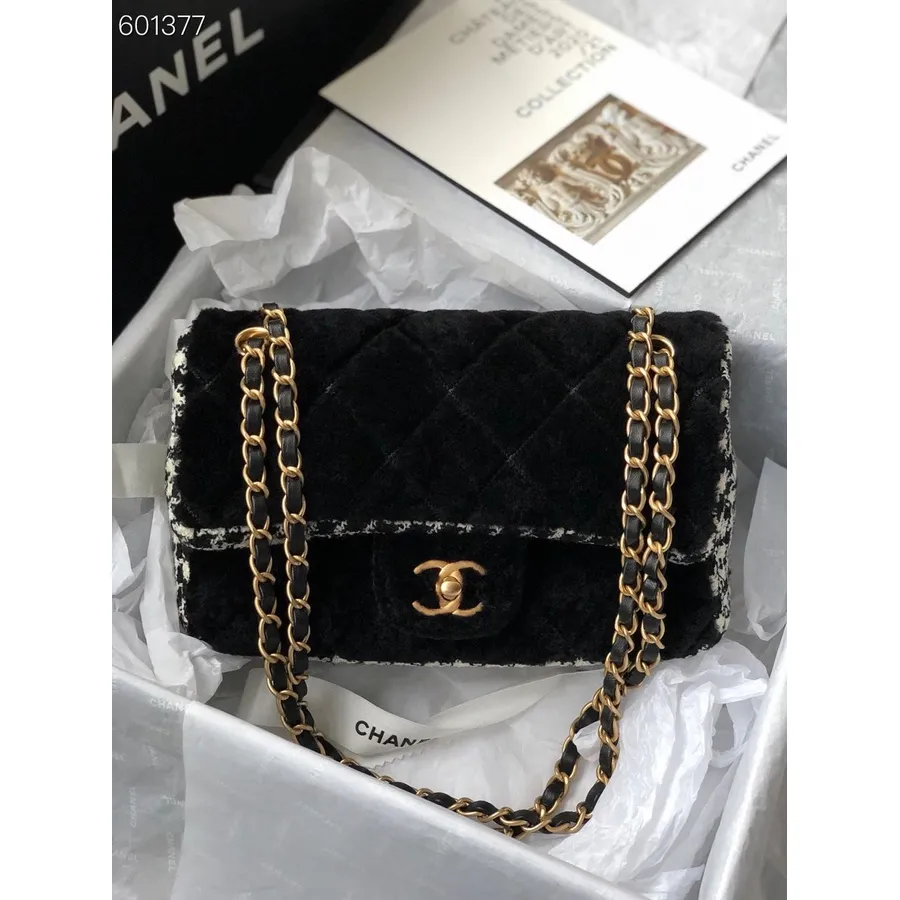 Классическая сумка Chanel с клапаном 25 см, золотистая фурнитура, твид/мех, коллекция осень/зима 2020, черный/белый