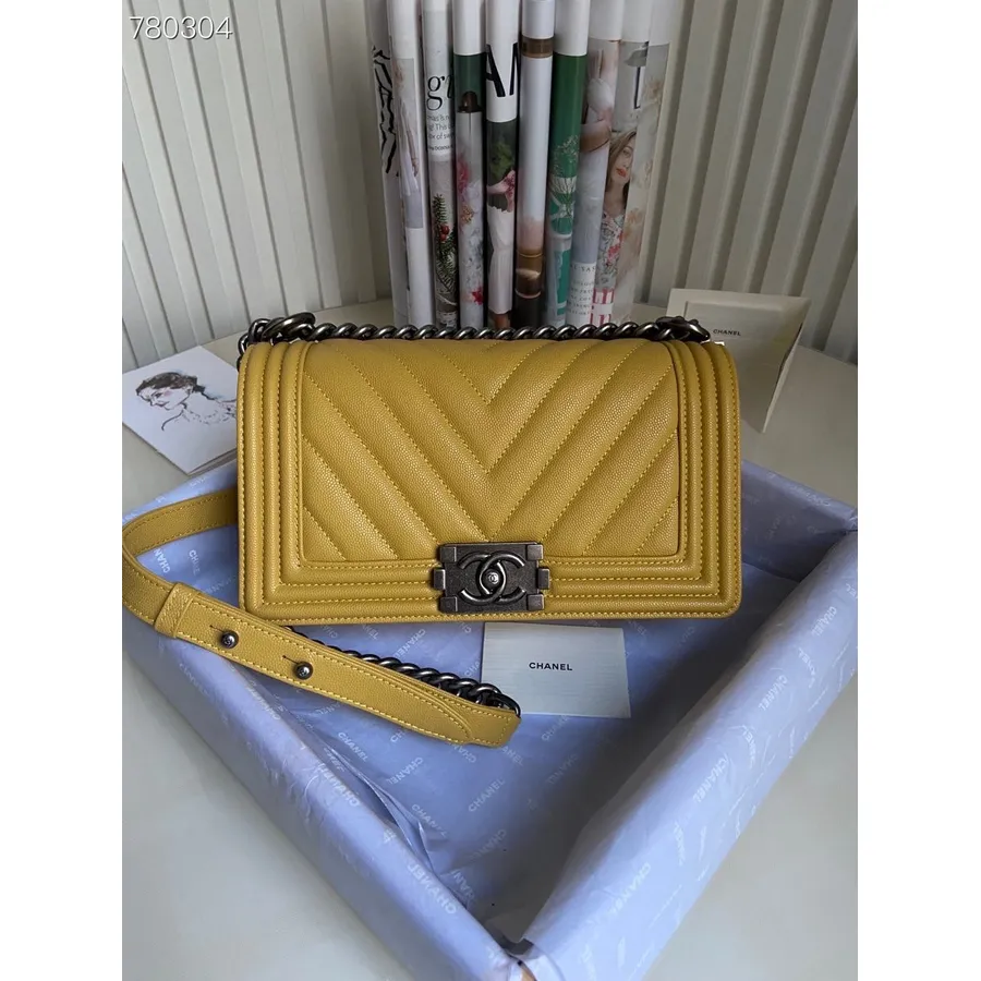 Chanel Chevron Drenge Taske 25 Cm As67086 Guld Hardware Kaviar Læder Efterår/vinter 2021 Kollektion, Gul