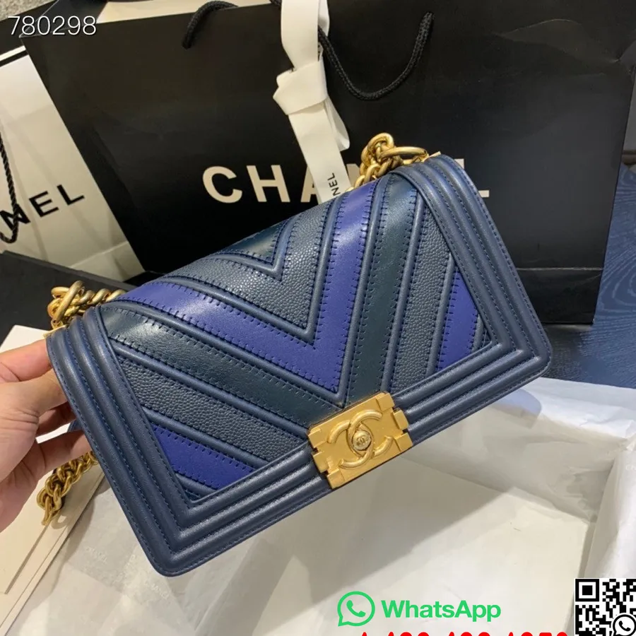 Chanel Chevron -ompelu Poikalaukku 25cm As67086 Kultalaitteisto Kaviaarinahka Syksy/talvi 2021 Kokoelma, Tummansininen