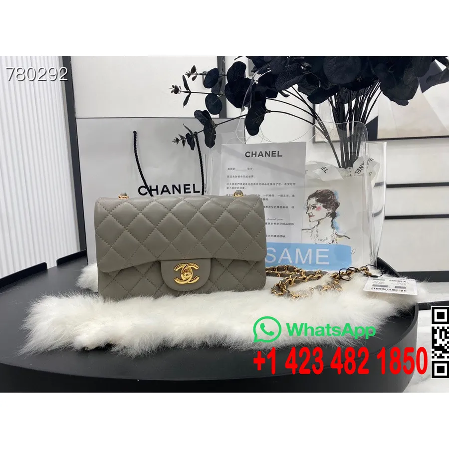 Mini Bolso Con Solapa Chanel 20 Cm As1116 Herrajes Dorados Piel De Cordero Colección Otoño / Invierno 2021, Gris