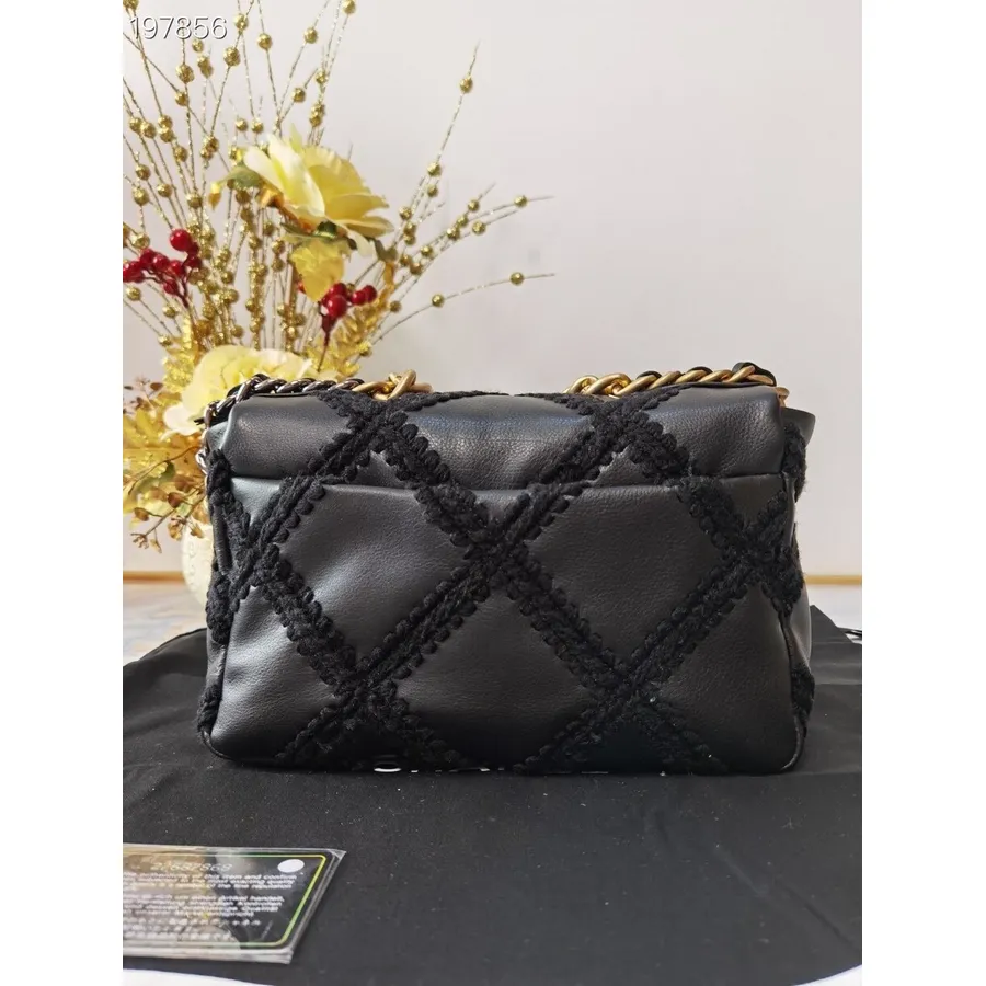 Chanel 19 Sac à Rabat Au Crochet 26 Cm Cuir De Veau Matériel Doré Collection Saisonnière Croisière 2021, Noir