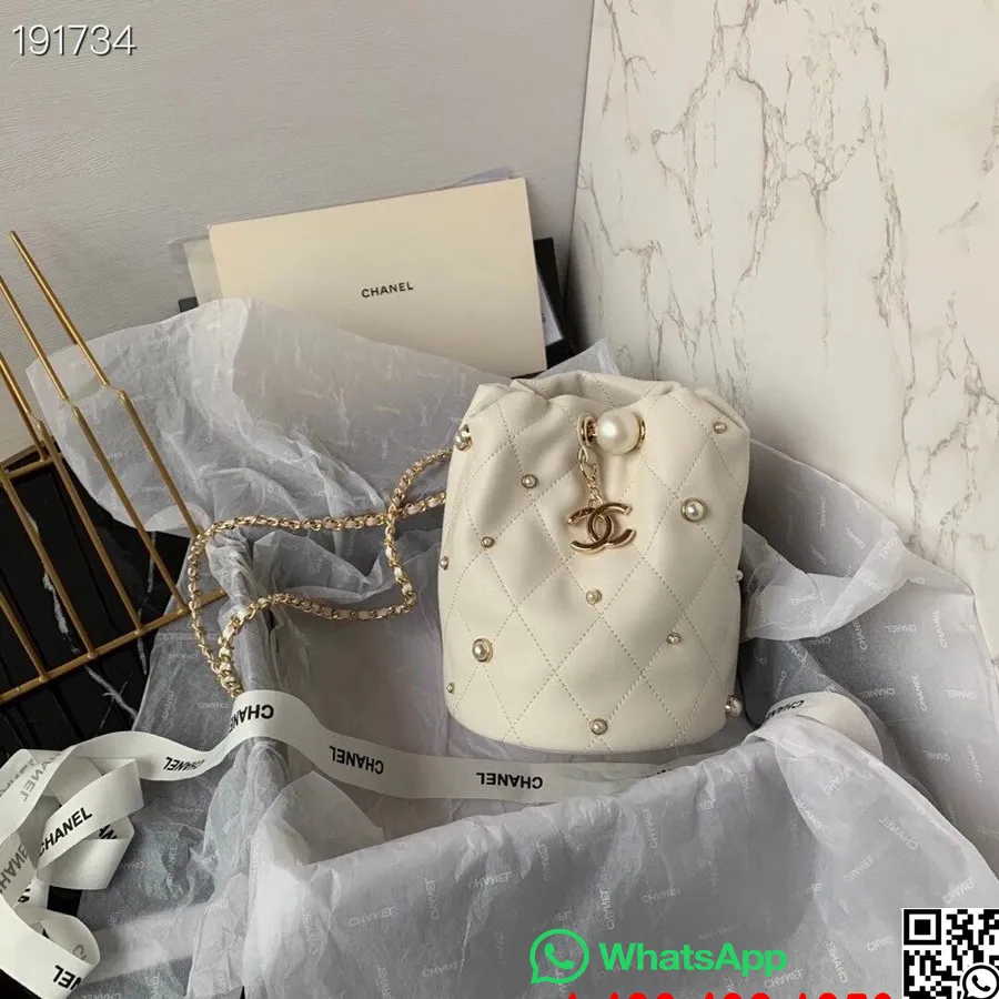 Chanel Pearl Embellished Bucket Bag 25 Cm Jagnječjega Usnja Zlata Hardware Sezonska Kolekcija 2021, Bela