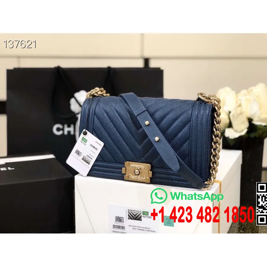 Сумка Chanel Chevron Leboy 25см из черной кожи с золотой фурнитурой, коллекция весна/лето 2020, темно-синий