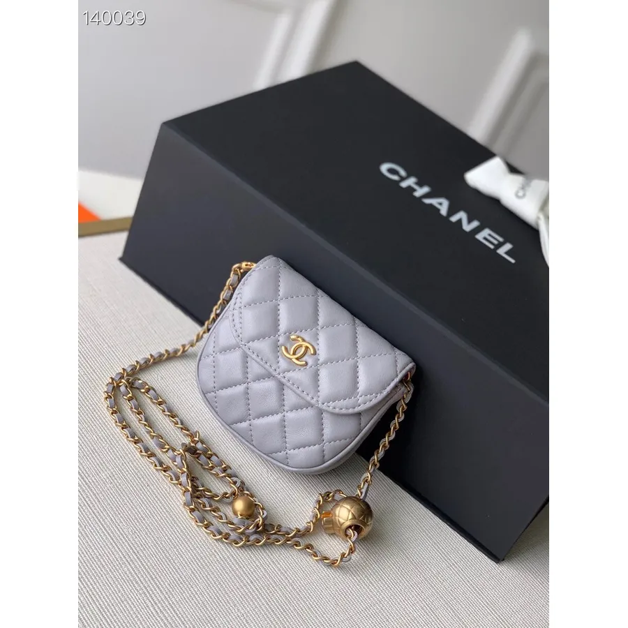 Chanel μίνι τσάντα μέσης με αλυσίδα γούρι 10cm δέρμα αρνιού χρυσό υλικό συλλογή φθινόπωρο/χειμώνας 2020, γκρι