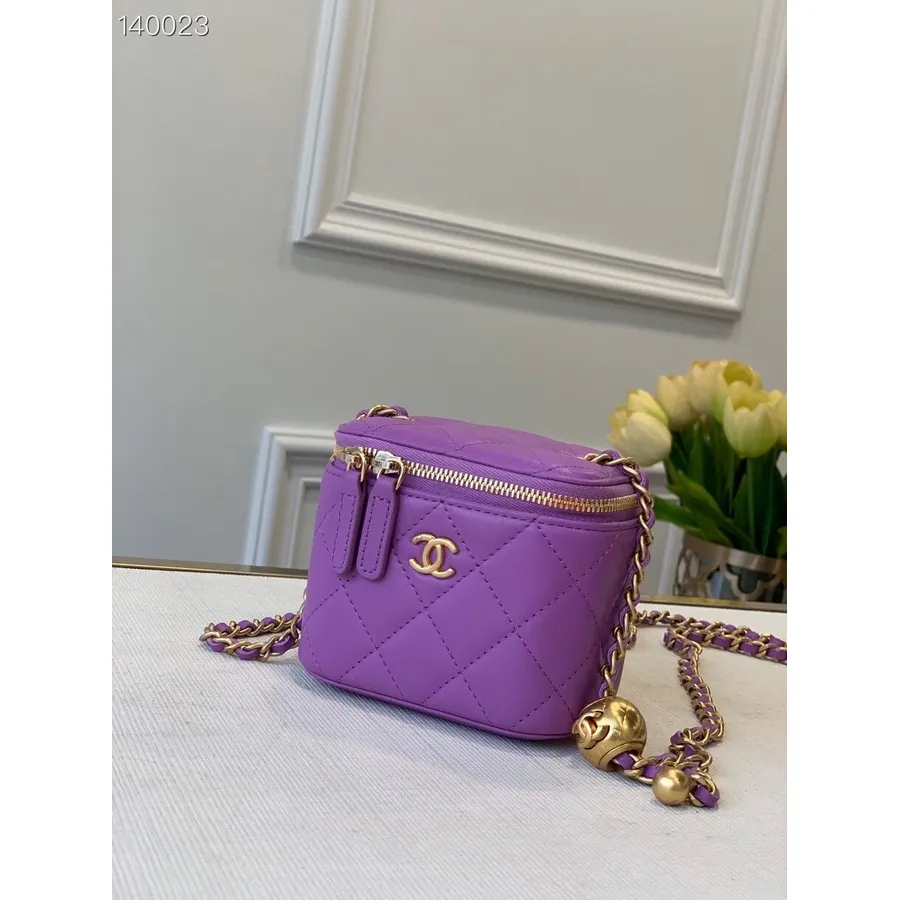 Chanel Mini Vanity Case Bag Avec Chaîne à Breloques 12 Cm Cuir D'agneau Matériel Doré Collection Automne/hiver 2020, Violet