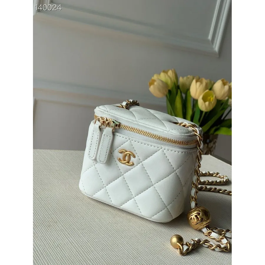 Chanel Mini Vanity Case Bag Avec Chaîne à Breloques 12 Cm Cuir D'agneau Matériel Doré Collection Automne/hiver 2020, Blanc