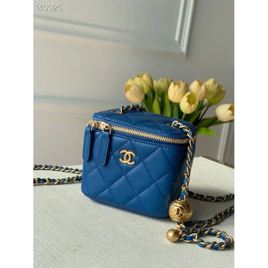 Chanel Mini Vanity Case Sac Avec Chaîne à Breloques 12 Cm Cuir D'agneau Matériel Doré Collection Automne/hiver 2020, Bleu